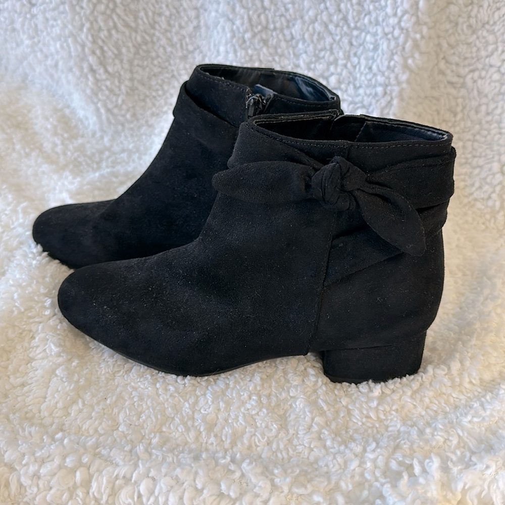 Youth copper key suede black boots